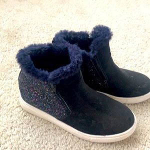 Slightly worn girls' fashion boots. All weather. Worn 2xs.